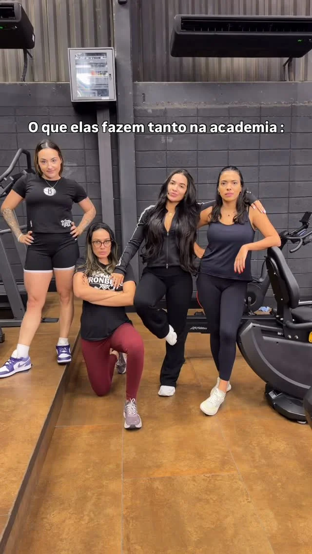 Ramires Barbosa com grupo de mulheres na academia